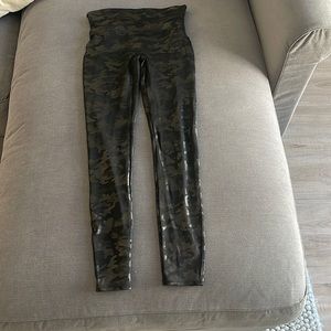 SPANX - Camo Leather Leggings - Medium